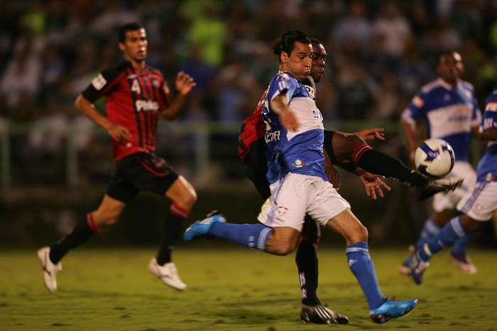 Figueroa marca o primeiro do Palmeiras na vitória sobre o Atlético-PR