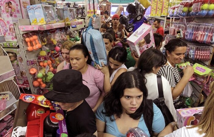 Ao vencer a multidão na rua, o desafio é entrar na loja