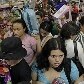 Ao vencer a multidão na rua, o desafio é entrar na loja