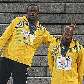 Usain Bolt brinca com o compatriota Asafa Powell no pódio dos 100 m Usain Bolt brinca com o compatriota Asafa Powell no pódio dos 100 m