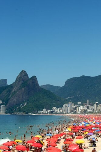 Sábado de 31ºC aumenta movimento na praia de Ipanema