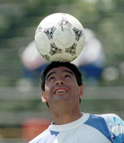 Maradona equilibra uma bola na cabeça durante treino da Argentina para a Copa do Mundo de 1994