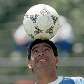 Maradona equilibra uma bola na cabeça durante treino da Argentina para a Copa do Mundo de 1994
