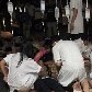 Policiais levam os mortos para o hospital em Phnom Penh; 180 pessoas morreram