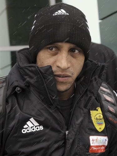 Agasalhado, Roberto Carlos chega à Rússia; jogador estreia no futebol russo amanhã, dia 1º