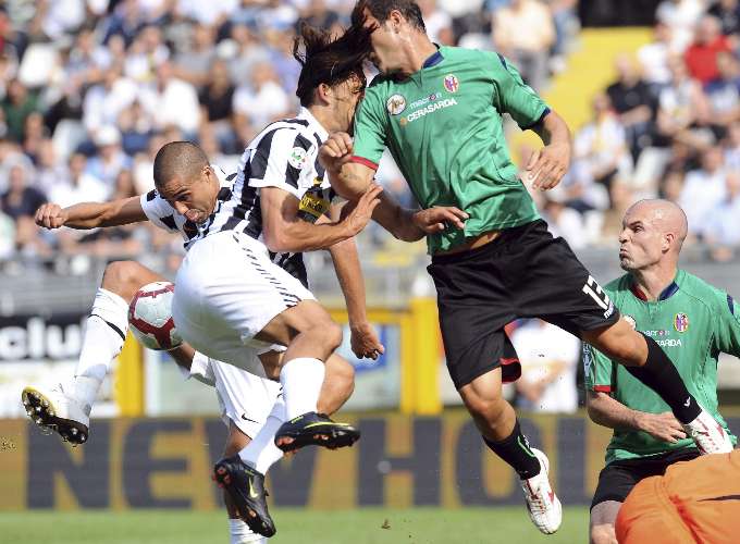Trezeguet aproveita trombada para dominar a bola e marcar gol para a Juventus
