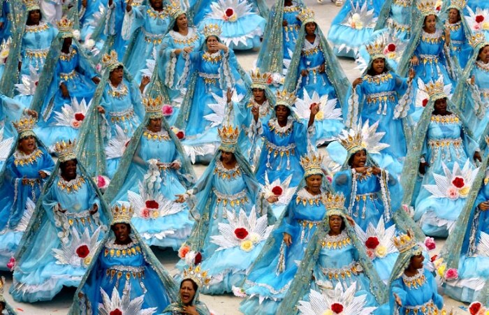 A escola de samba Beija-flor de Nilópolis desfila na Sapucaí, no Rio de Janeiro
