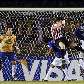 Boselli sobe e faz o gol da vitória do Estudiantes sobre o Cruzeiro por 2 a 1