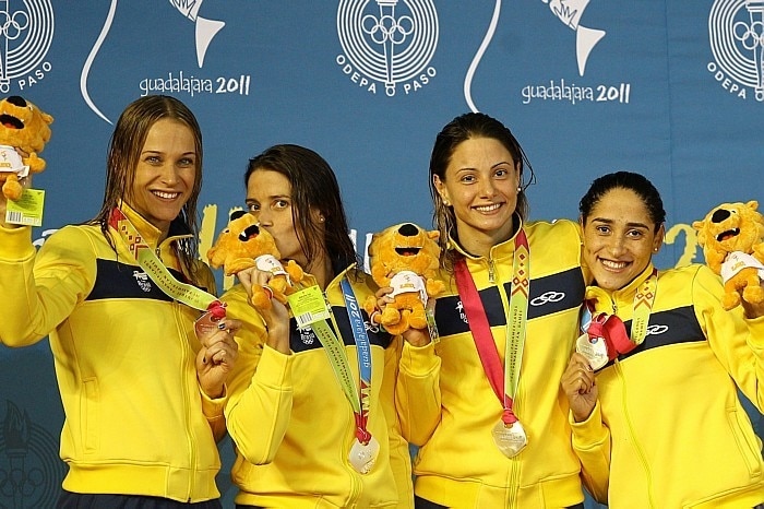Quarteto brasileiro exibe medalha de prata do revezamento nos 400m nado livre