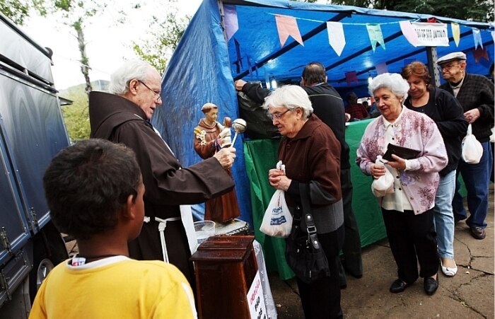 Fiéis celebram Dia de Santo Antônio com bolo e pãozinho