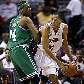 Paul Pierce, do Boston Celtics, tenta impedir que Tayshaun Prince, do Detroit Pistons, passe a bola Paul Pierce, do Boston Celtics, tenta impedir que Tayshaun Prince, do Detroit Pistons, passe a bola