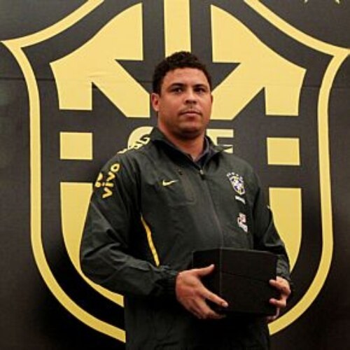 Ronaldo é condecorado pela CBF em reconhecimento ao seu trabalho na seleção brasileira