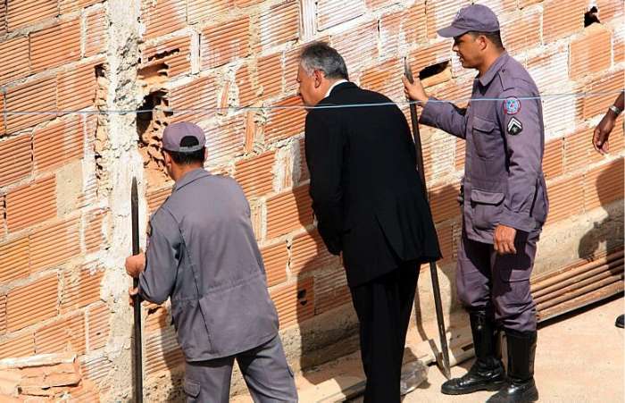 Caso Bruno: peritos vasculham casa de ex policial e encontram paredes ocas no imóvel, Belo Horizonte