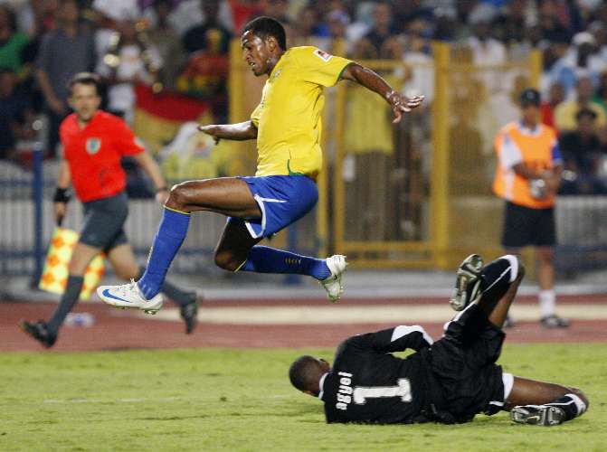 Goleiro Agyei defende bola nos pés de Maicon na vitória de Gana sobre o Brasil