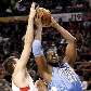 Andrea Bargnani, do Toronto Raptors, tenta impedir o arremesso do brasileiro Nenê, do Denver Nuggets