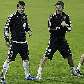 David Villa e Juanma Mata sorriem em alongamento no treino da Espanha David Villa e Juanma Mata sorriem em alongamento no treino da Espanha
