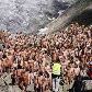 Quase 600 homens e mulheres posam nus em protesto contra o aquecimento global