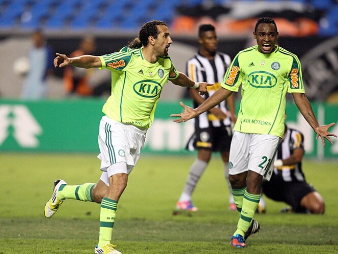 Com bela atuação de Barcos, Palmeiras vence Botafogo por 2 a 1 e respira no Brasileirão