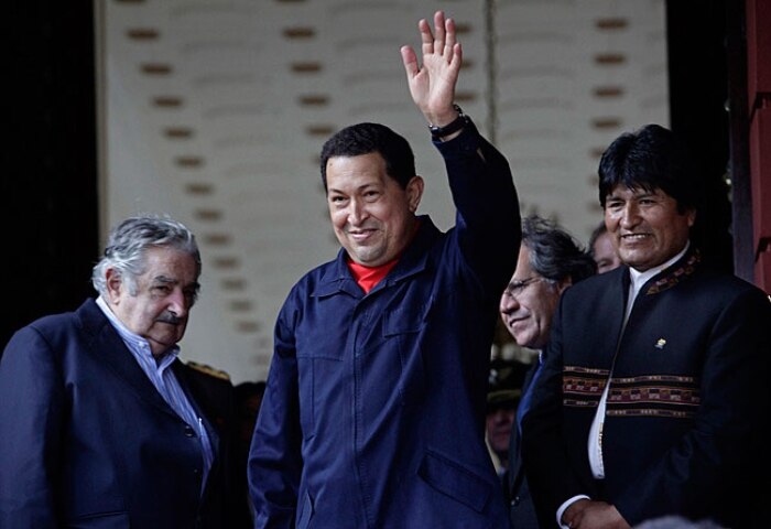 Chávez acena ao lado dos colegas boliviano, Evo Morales, e uruguaio, Jose Mujica
