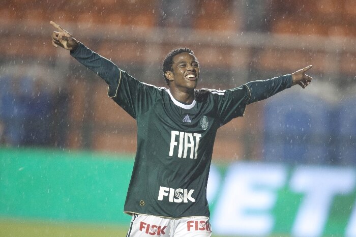 Palmeiras goleia em noite inspirada de Adriano 