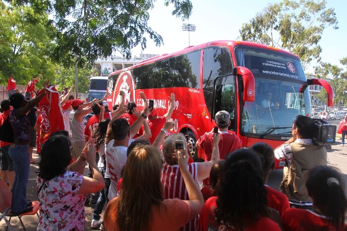 Jogadores do Internacional recebem aplausos de torcedores no embarque para o Mundial de Clubes