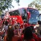 Jogadores do Internacional recebem aplausos de torcedores no embarque para o Mundial de Clubes