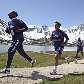 O atacante Henry (esquerda) comanda a fila da corrida com a bela paisagem dos Alpes como fundo O atacante Henry (esquerda) comanda a fila da corrida com a bela paisagem dos Alpes como fundo