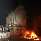 Cidades - Carro incendiado em frente ao Palácio Tiradentes, sede da Assembleia Legislativa do Rio (Alerj) - Foto: Marcos de Paula/AE