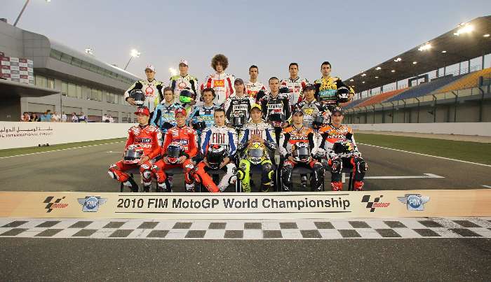Os pilotos que vão disputar a temporada 2010 da MotoGP posam para foto após treino em Doha, no Catar