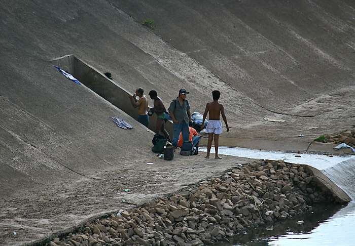 Moradores de rua tomando banho em uma das saídas de água no Rio Tietê, em São Paulo. 15/02/2010