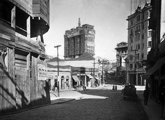 Ladeira de Santa Ifigênia em 1927. Ao fundo, o edifício Martinelli em construção