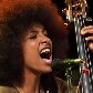 A americana Esperanza Spalding cantou em português além de tocar contrabaixo e baixo