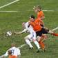 Mathijsen, da Holanda, marcado pelo eslovaco Durica, perde chance de gol Mathijsen, da Holanda, marcado pelo eslovaco Durica, perde chance de gol