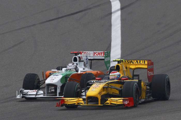 Vitaly Petrov, da Renault (dir.), disputa curva com Adrian Sutil, da Force India, no GP da China