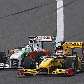 Vitaly Petrov, da Renault (dir.), disputa curva com Adrian Sutil, da Force India, no GP da China