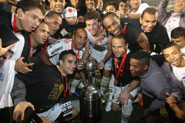 Os jogadores do Santos posam ao redor do troféu de campeão da Copa Libertadores 2011