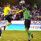 Kirk Broadfoot, da Escócia, exagera na tentativa de pegar a bola de Andreas Isaksson, da Suécia Kirk Broadfoot, da Escócia, exagera na tentativa de pegar a bola de Andreas Isaksson, da Suécia