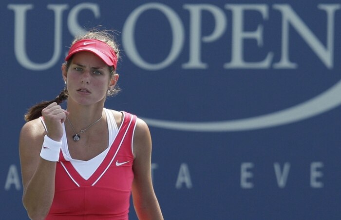 Alemã Julia Goerges faz cara de brava depois de fechar o set