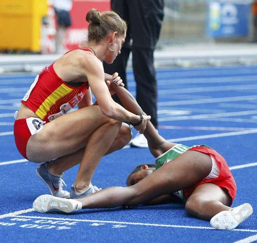 Natalia Rodriguez converva com Gelete Burka, após derrubá-la na final dos 1.500 m