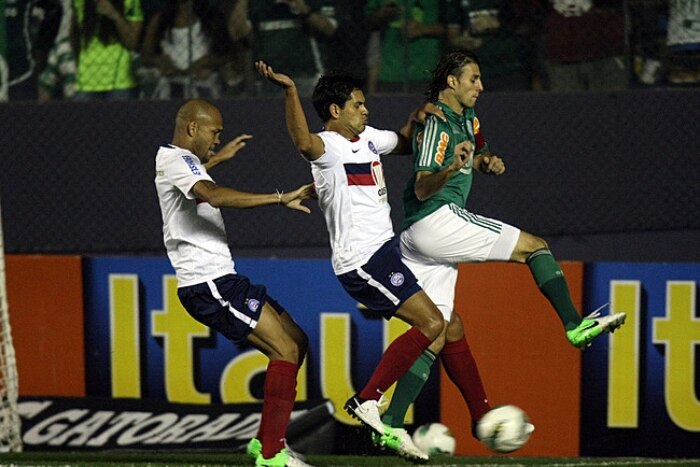 Palmeiras recebe Bahia, pressiona, mas acaba derrotado por 2 a 0.