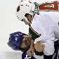 Jogadores das equipes de hóquei no gelo Minnesota Wild e Vancouver Canucks brigam no NHL, no Canadá Jogadores das equipes de hóquei no gelo Minnesota Wild e Vancouver Canucks brigam no NHL, no Canadá