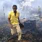 Refugiado tenta apagar incêndio em campo de Bulohubey, na Somália