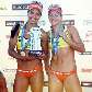 Juliana e Larissa exibem troféu após conquista de etapa do Circuito Mundial