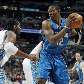 Nenê Hilário e Dwight Howard disputam jogada durante vitória do Nuggets sobre o Magic