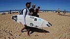 Surfista cego Derek Rabelo esteve na praia de Pipeline para tentar realizar o sonho de pegar uma onda lá