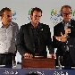 O prefeito do Rio de Janeiro, Eduardo Paes, volta de Londres com a bandeira olímpica