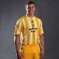 Steven Taylor exibe o novo uniforme do Newcastle