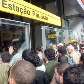 Passageiros aguardam a liberação da Estação Paulista do Metrô, em São Paulo