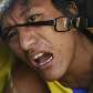 Tibetano exilado grita de dentro de uma van policial por protestar em frente a embaixada chinesa