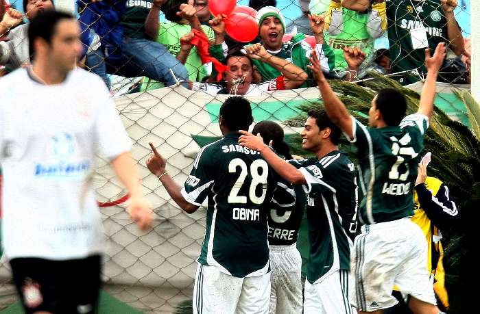 Jogadores do Palmeiras comemoraram a vitória com Obina